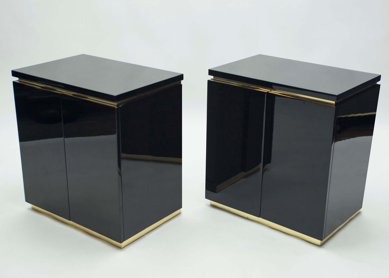 Paire de petites commodes en laque noire, par J.C. Mahey, années 1970 photo for sale