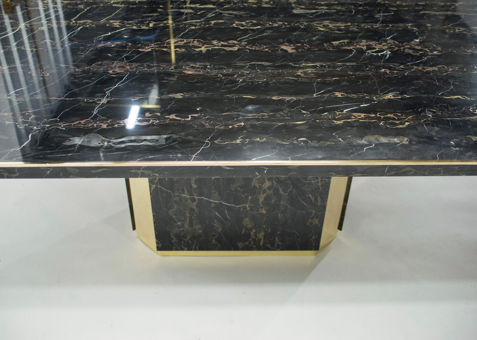 photo vintage Table à manger J.C. Mahey pour Paco Rabanne en marbre Portoro noir et laiton, 1979
