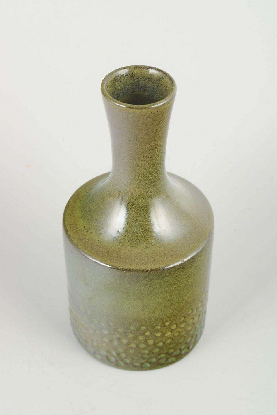 Hyonsun Rhee, Upsala Ekeby. Keramische vaas met groene glazuur en reliëfdecoratie. photo furniture