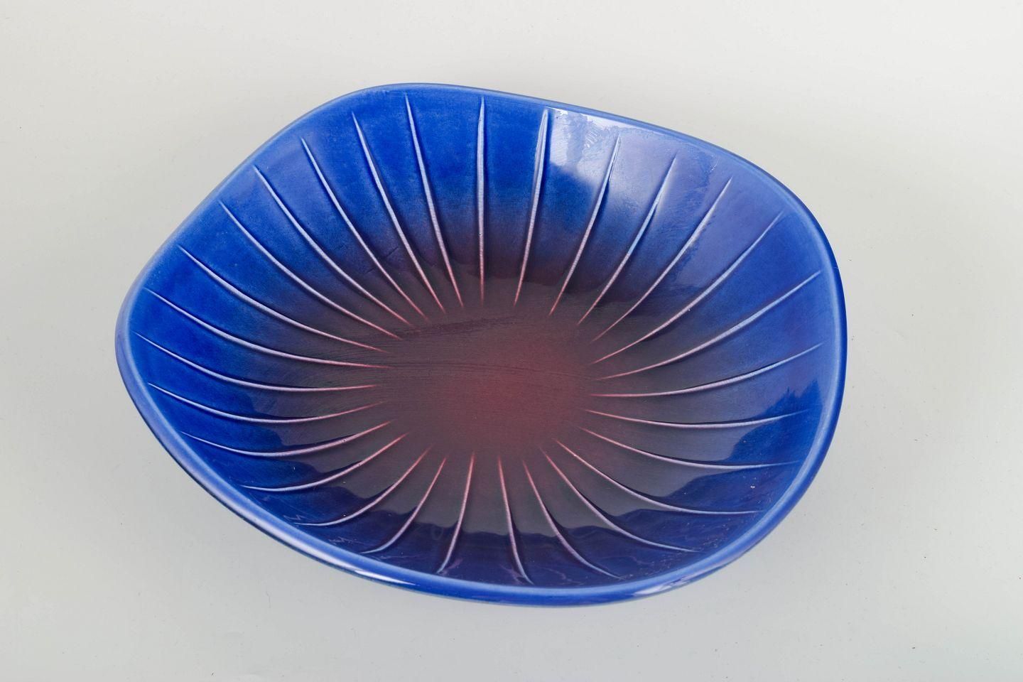 Carl Harry Stålhane, Rörstrand. Grand bol en céramique « Sparaxis » à glaçure bleue. photo furniture