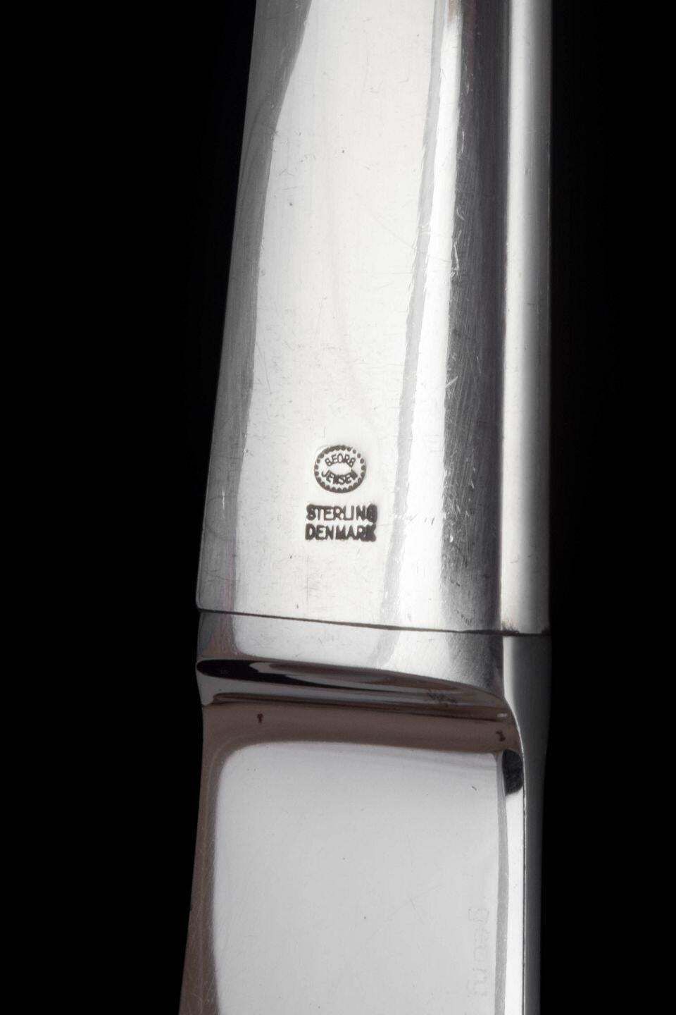 Henning Koppel voor Georg Jensen. Drie 'Caravel' tafeldinermessen. photo Woonaccessoires