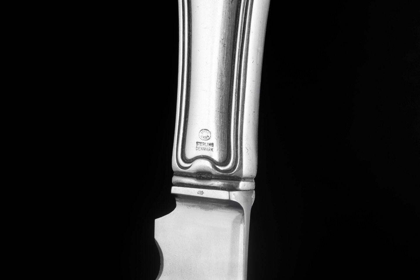 Georg Jensen. 'Old Danish' broodmes in roestvrij staal en sterling zilver. photo Woonaccessoires