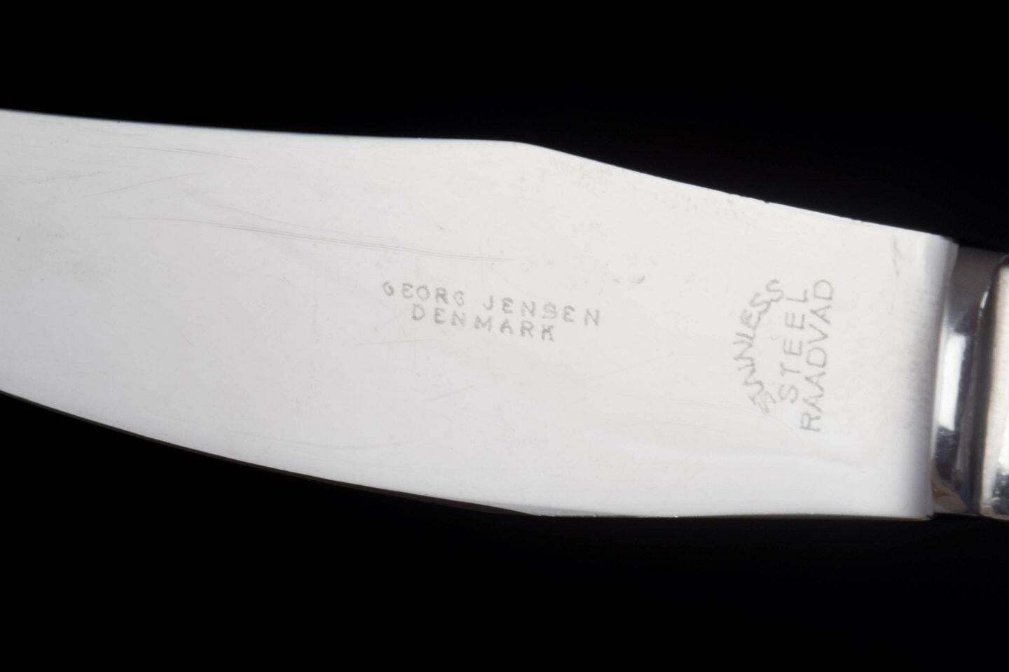 Georg Jensen, set de quatre couteaux à déjeuner en acier inoxydable et argent sterling. photo 544.0