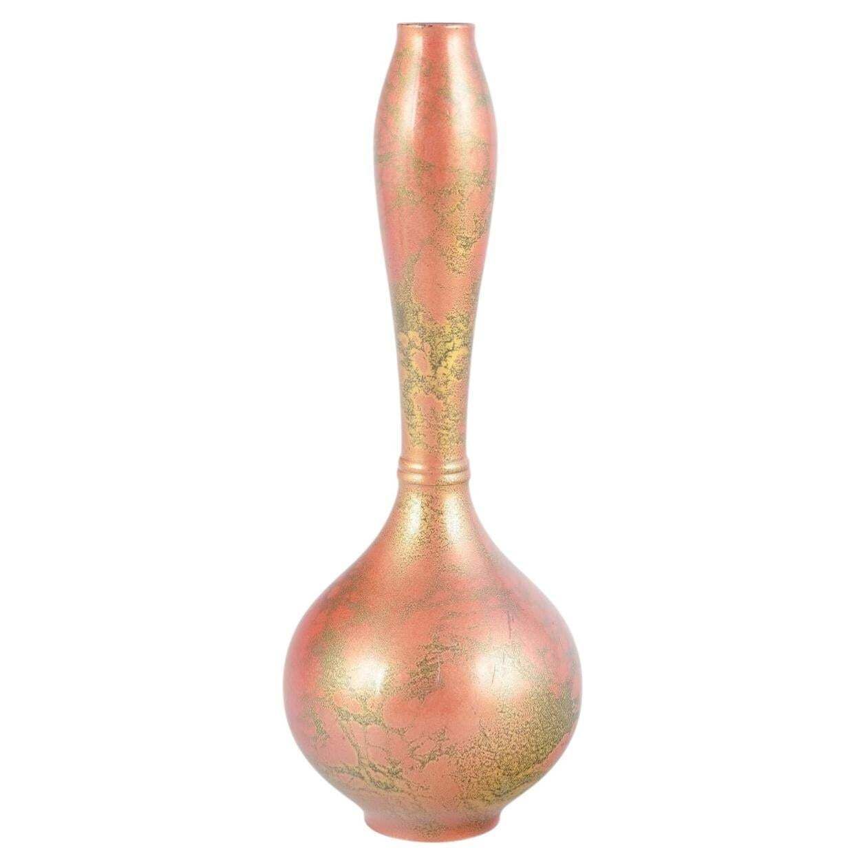 Vase en métal allongé, patine Murashido traditionnelle. Japon, années 1920/1930