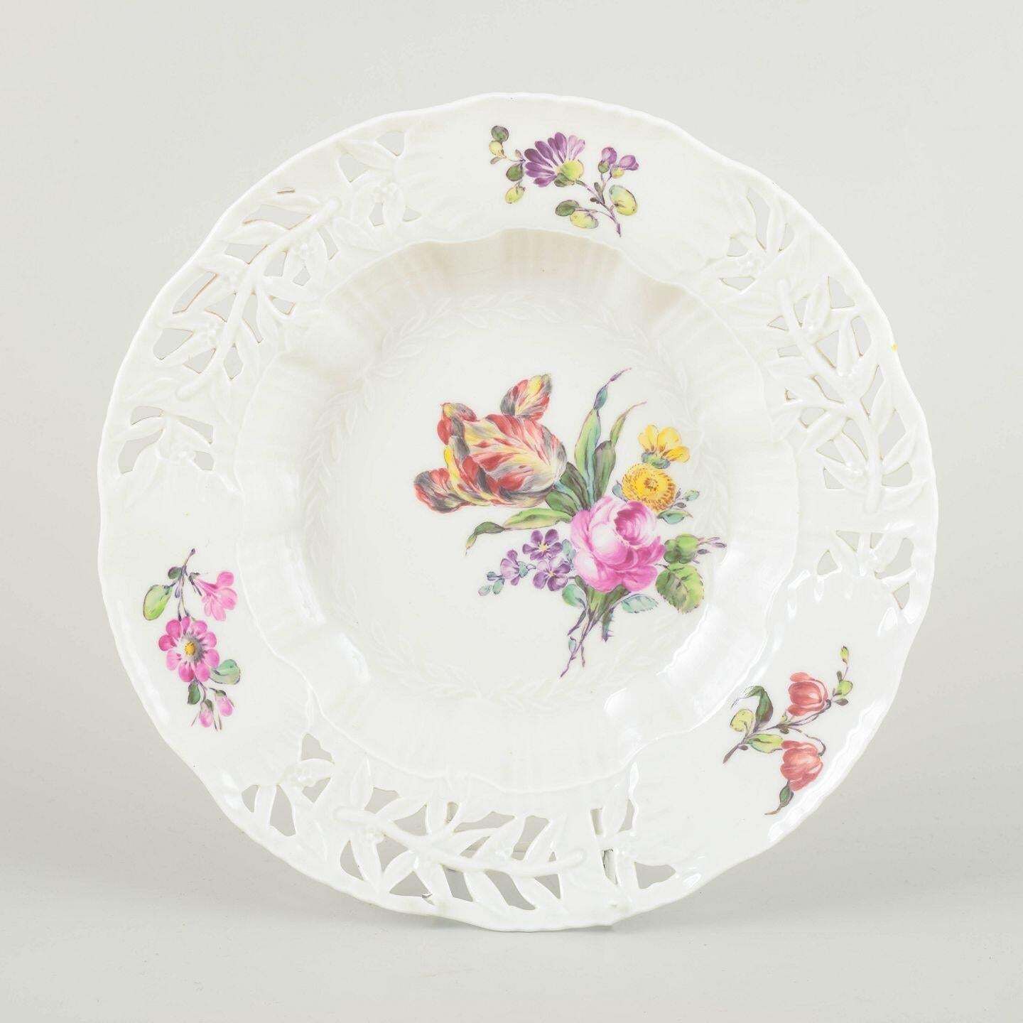 Assiette creuse en porcelaine à motif floral Royal Copenhagen, début du XXe siècle photo furniture