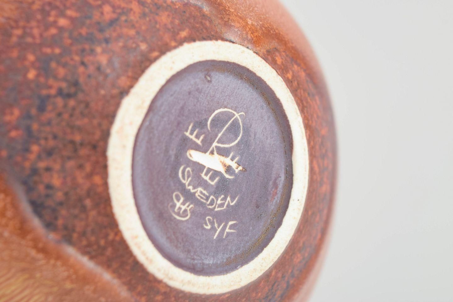 Carl Harry Stålhane voor Rörstrand. Organisch gevormde schaal met warm roze glazuur. photo Woonaccessoires