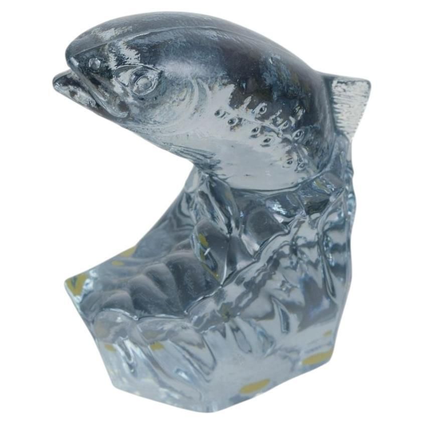 Paul Hoff voor Kosta Boda / WWF. Glazen sculptuur van een zalm in helder kunstglas.