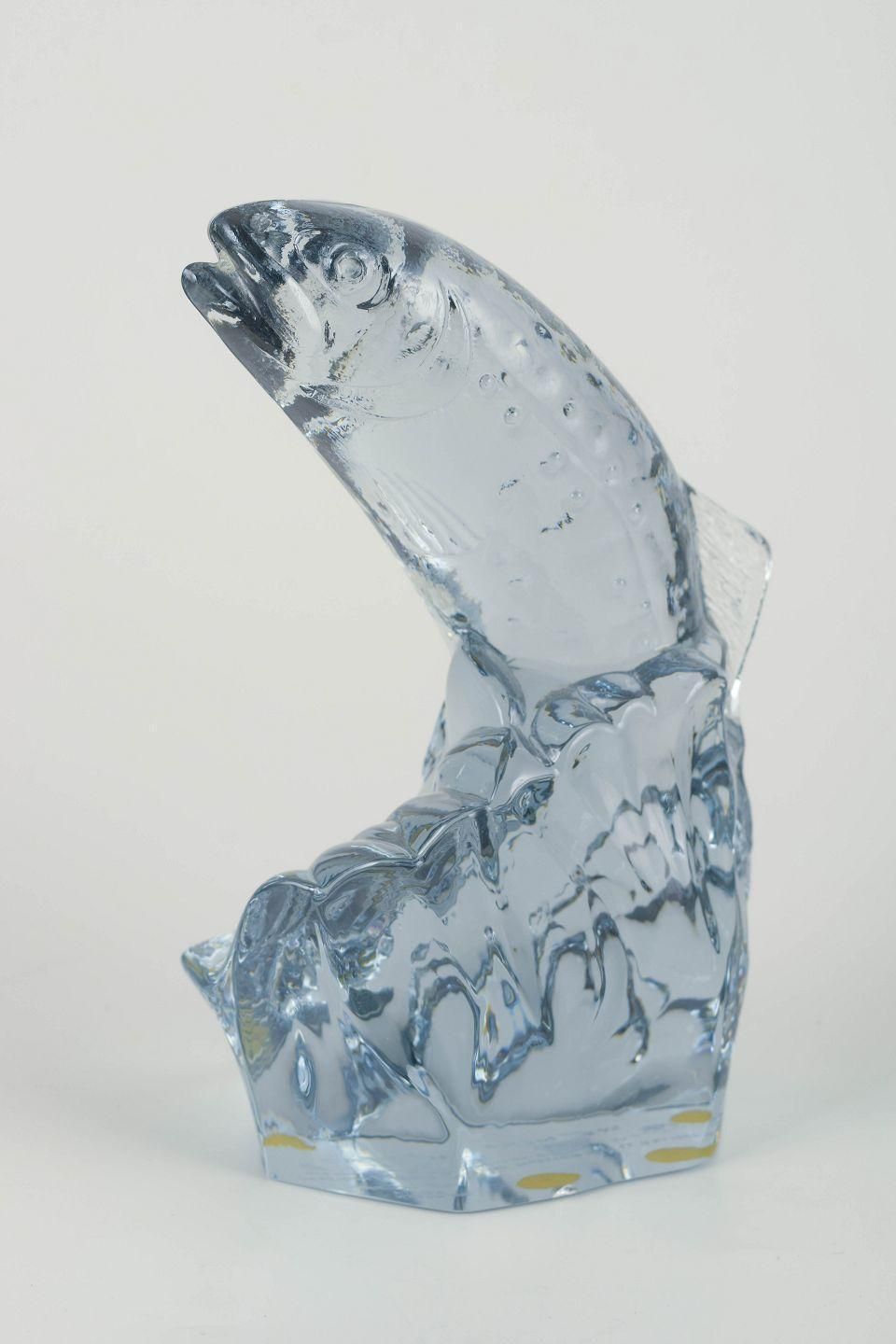 Paul Hoff voor Kosta Boda / WWF. Glazen sculptuur van een zalm in helder kunstglas. photo Kunst