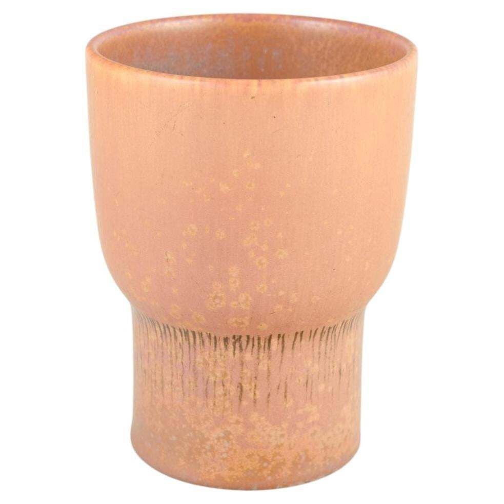 Carl Harry Stålhane, Rörstrand. Minimalistische steengoed vaas met warm roze glazuur.