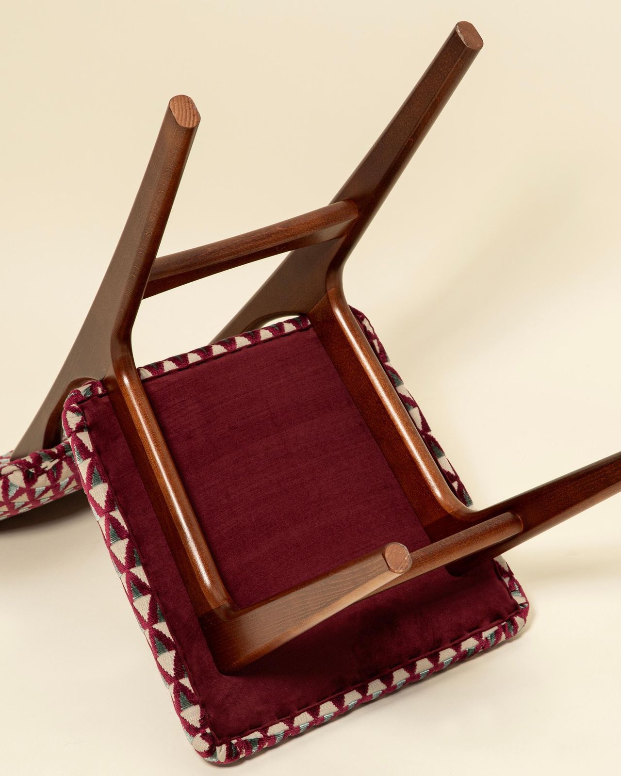photo furniture Set van zes Butterfly-stoelen, bordeauxrood fluweel Amuleto, Dedar, walnouthout, 1960