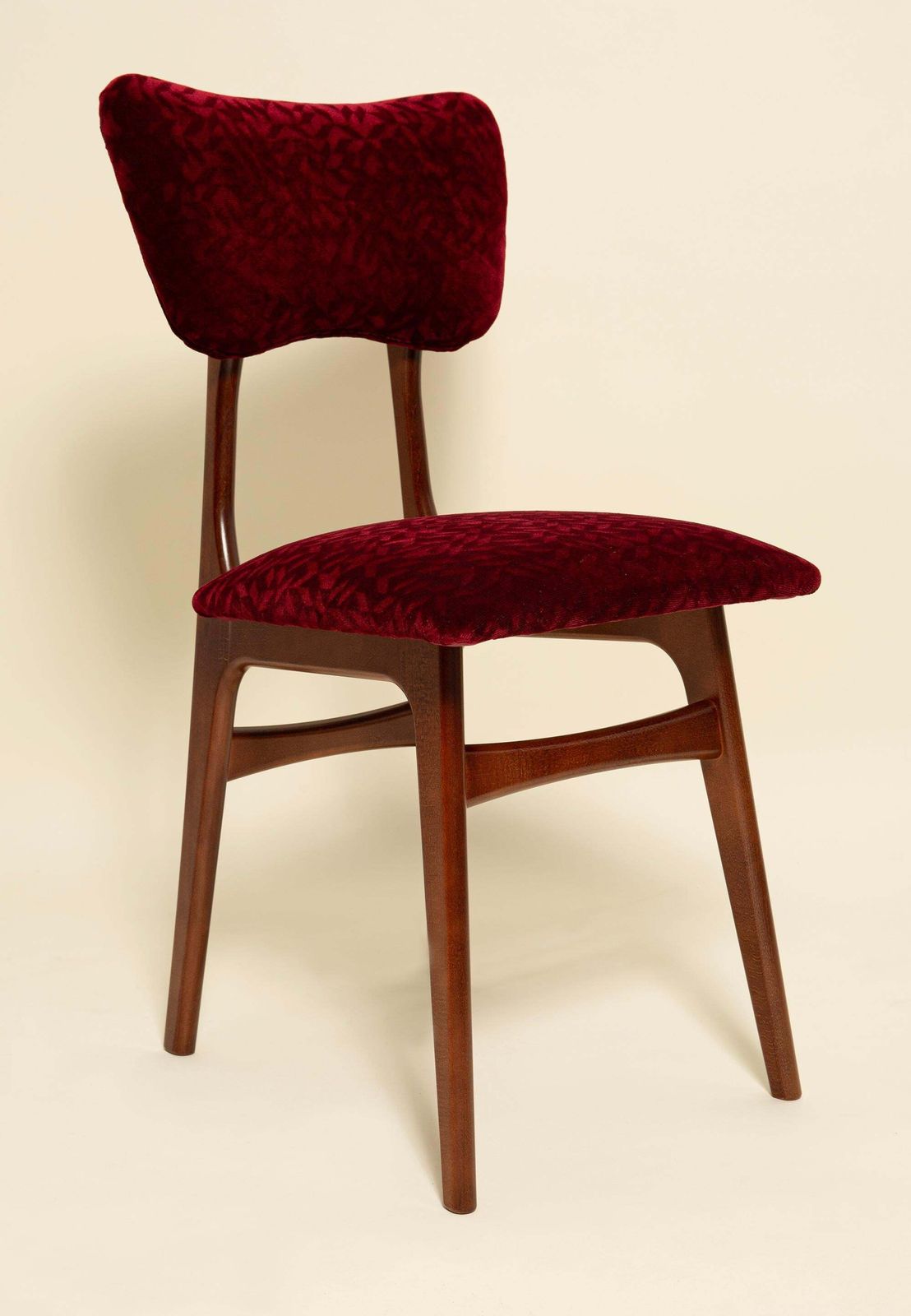 Mid-Century vlinderchair, bordeauxrood fluweel Bacara, Dedar, walnoothout, 1960 photo furniture