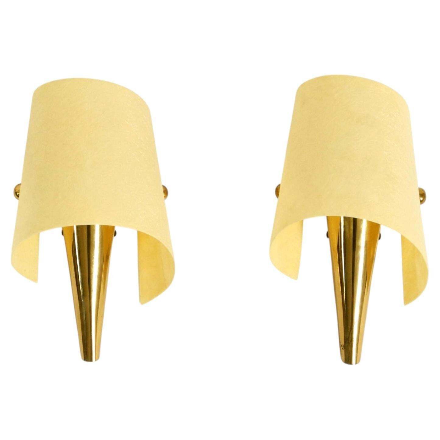 Een paar uitzonderlijke mid-century modern messing wandlampen met fiberglass kap