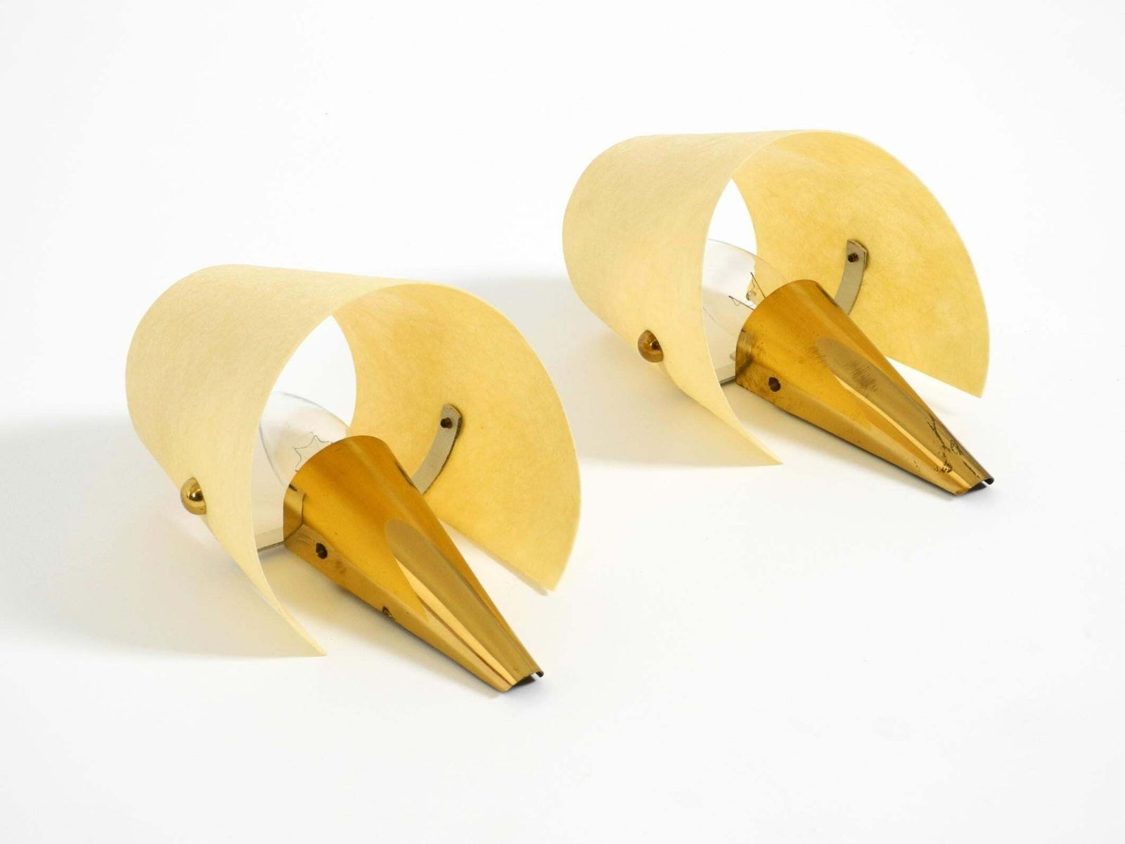 photo furniture Een paar uitzonderlijke mid-century modern messing wandlampen met fiberglass kap