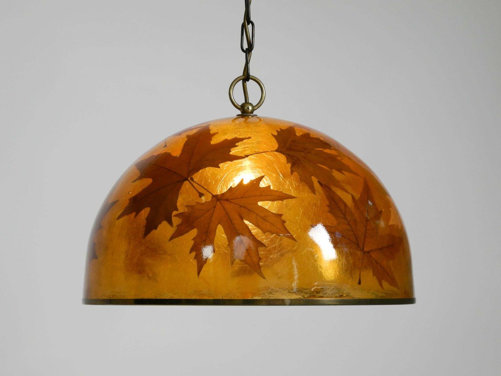 Verlichting Zeldzame, grote Italiaanse resinelamp met ingebedde esdoornbladeren, jaren 1970 photo