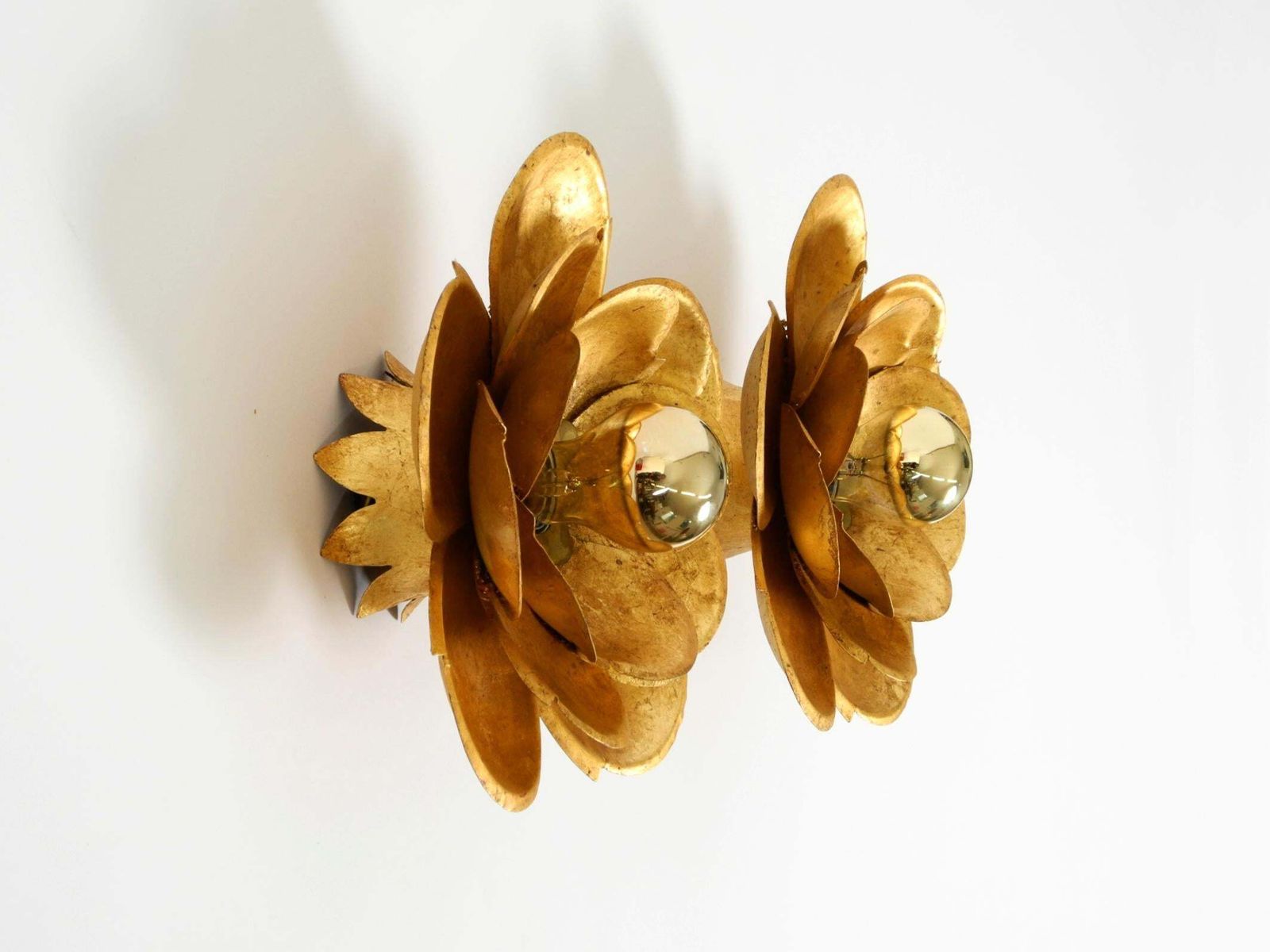 Twee grote vergulde wandlampen, "Water Lily", Italië, jaren 1960 photo furniture
