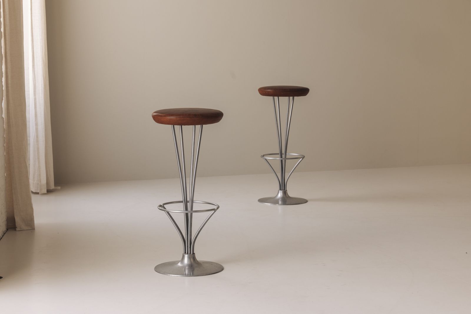 Set van twee barkrukken met gepatineerd leer van Piet Hein voor Fritz Hansen, Denemarken, ca. jaren 1960. photo furniture