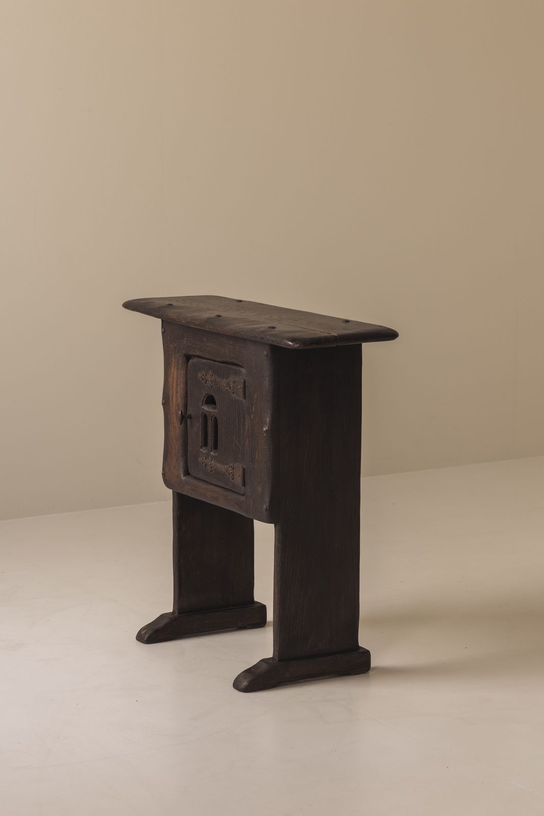 photo furniture Frans rustiek kastje / bijzettafel, begin 20e eeuw