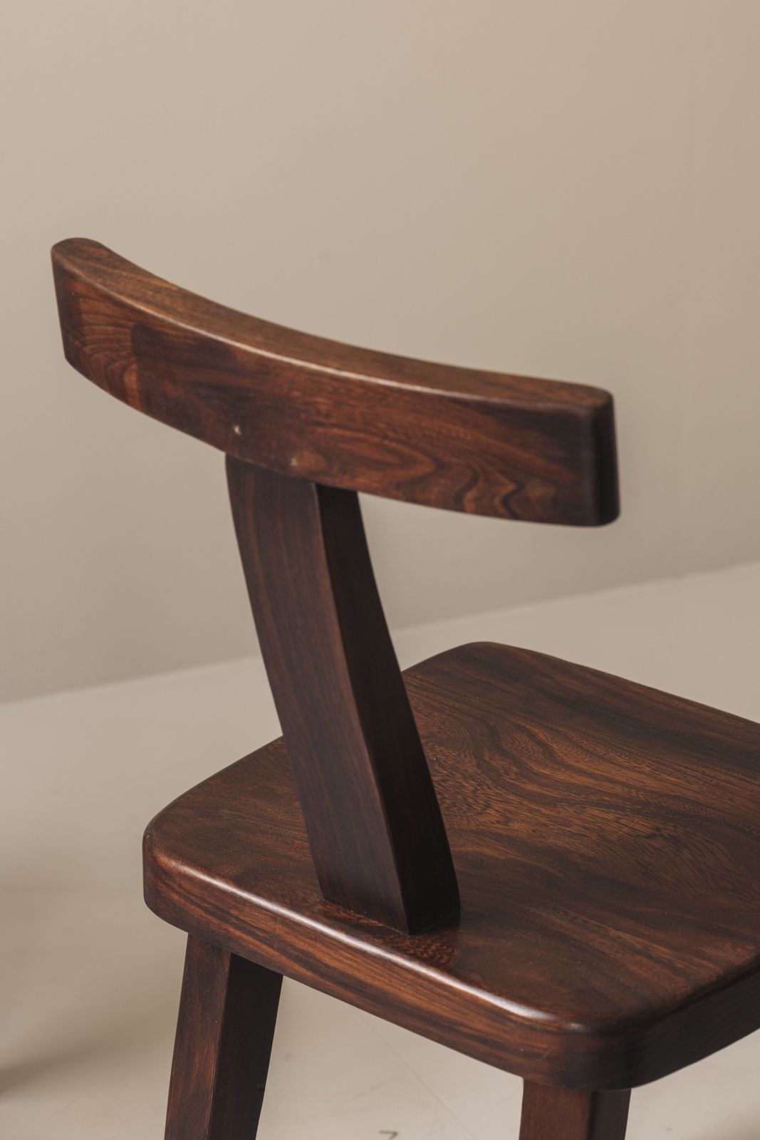 photo vinterior Large Set Of 8 Brutalist Wooden T Chairs By Aranjou, France 1960s.