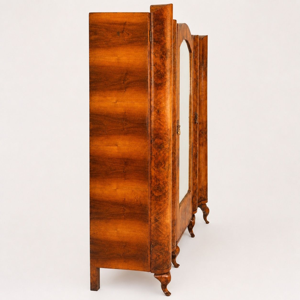 Italiaanse Barok Revival Kledingkast/Boekenkast in Walnoot en Wortelnoot door Palazzi Dell'arte Cantù, Mogelijk Toegeschreven aan Mario Asnago photo furniture