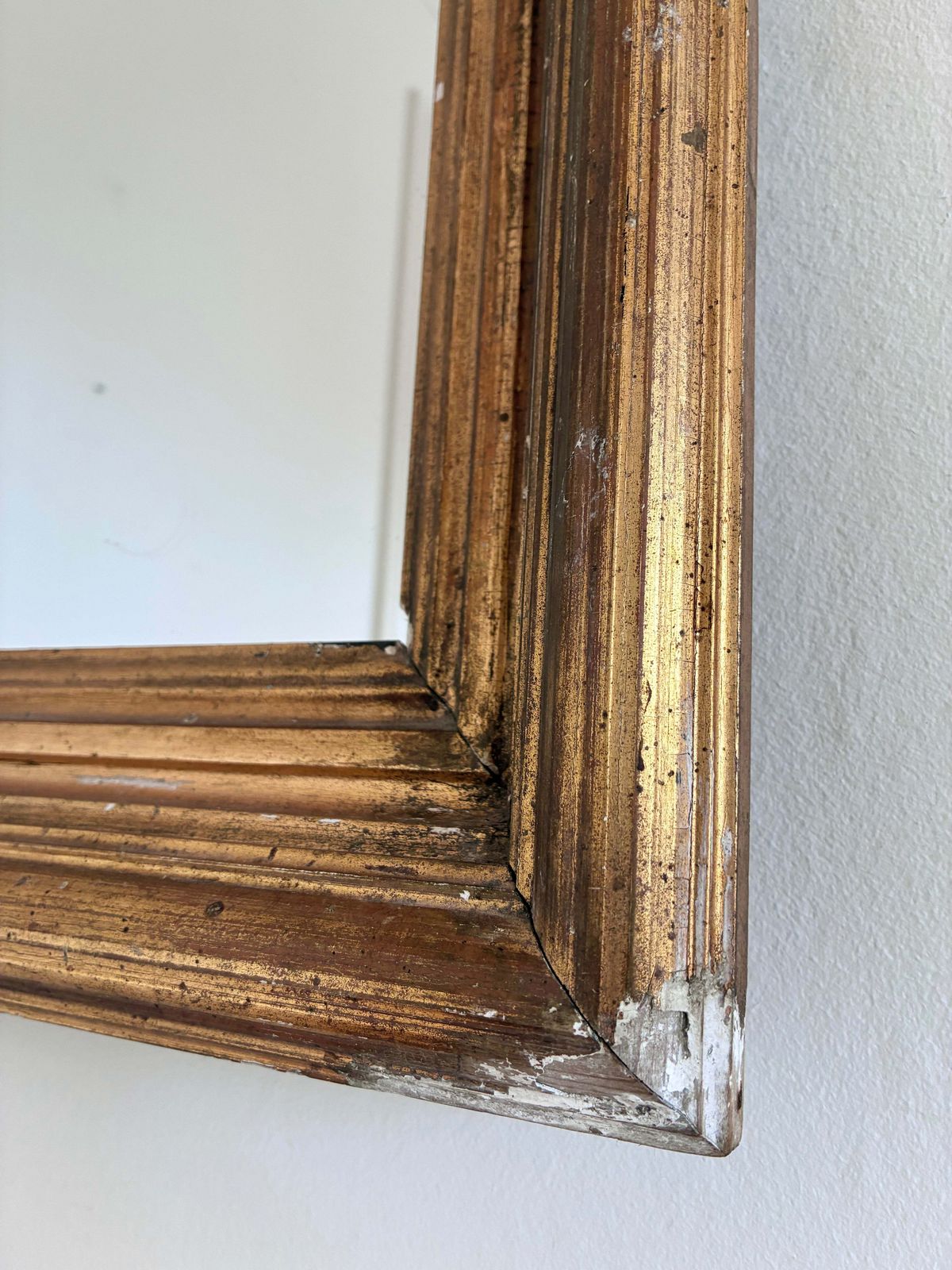Antieke vergulde wandspiegel in goud photo vinterior