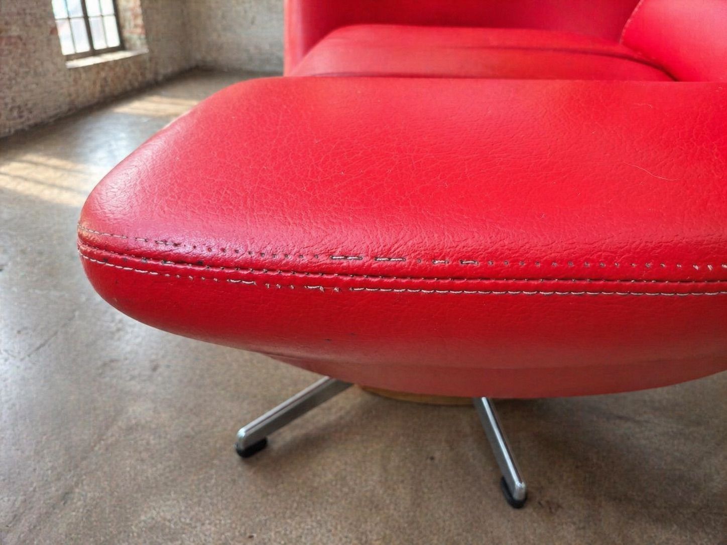Meubels Paar hoge draaifauteuils – Scandinavian Modern, leer en aluminium – UP Závody Rousínov, ca. jaren 1960, Tsjecho-Slowakije photo