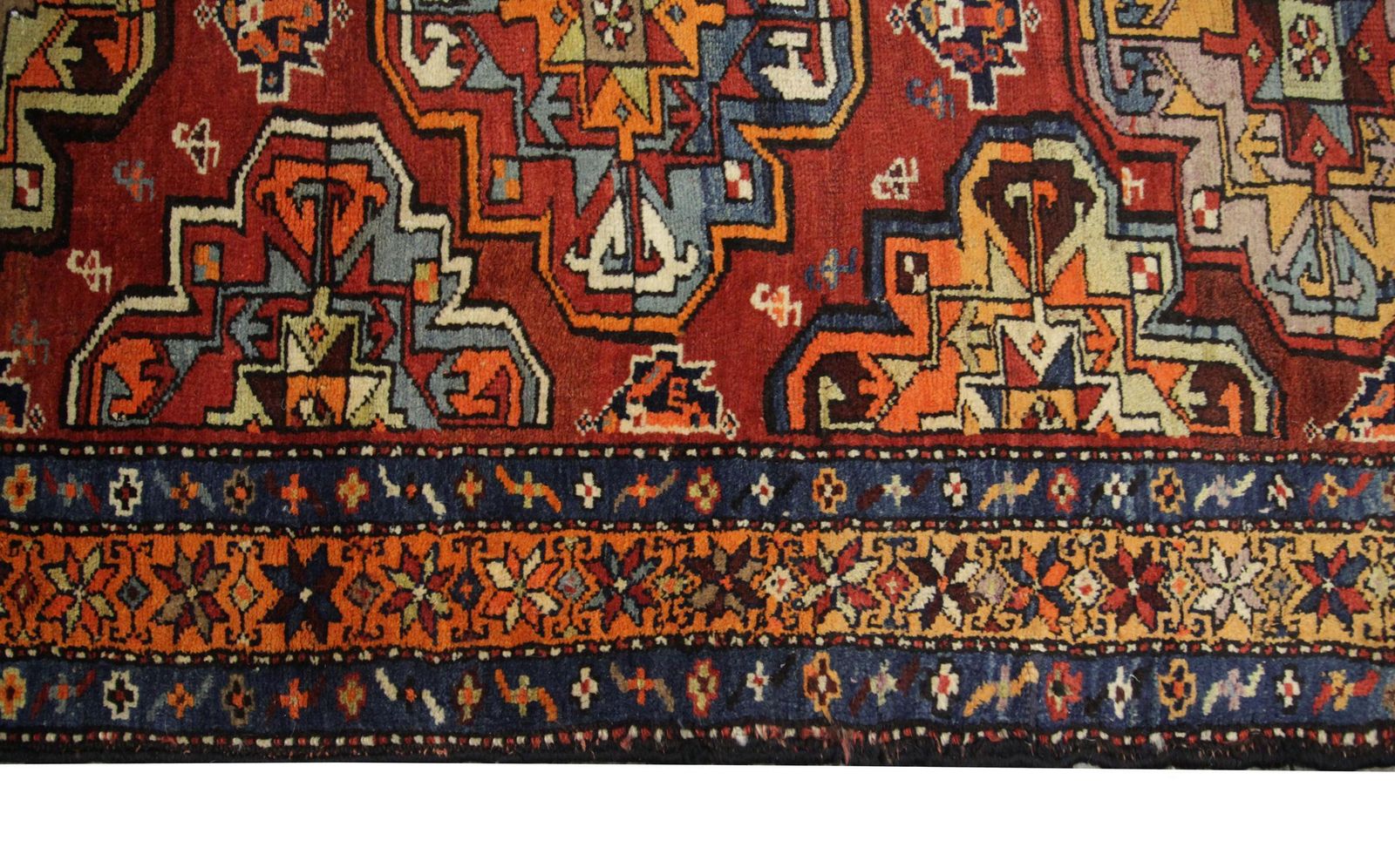 photo furniture Antiek tapijt, Turkmeens oosters loperkleed, woonkamerloper