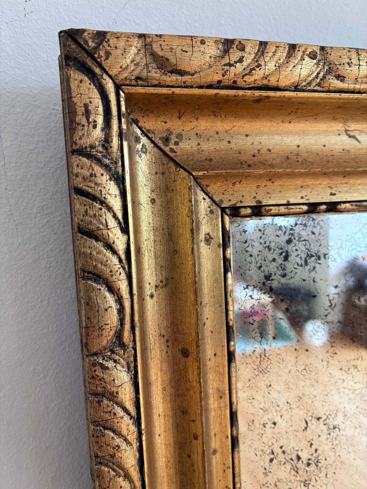 Antieke vergulde wandspiegel in goud photo vinterior