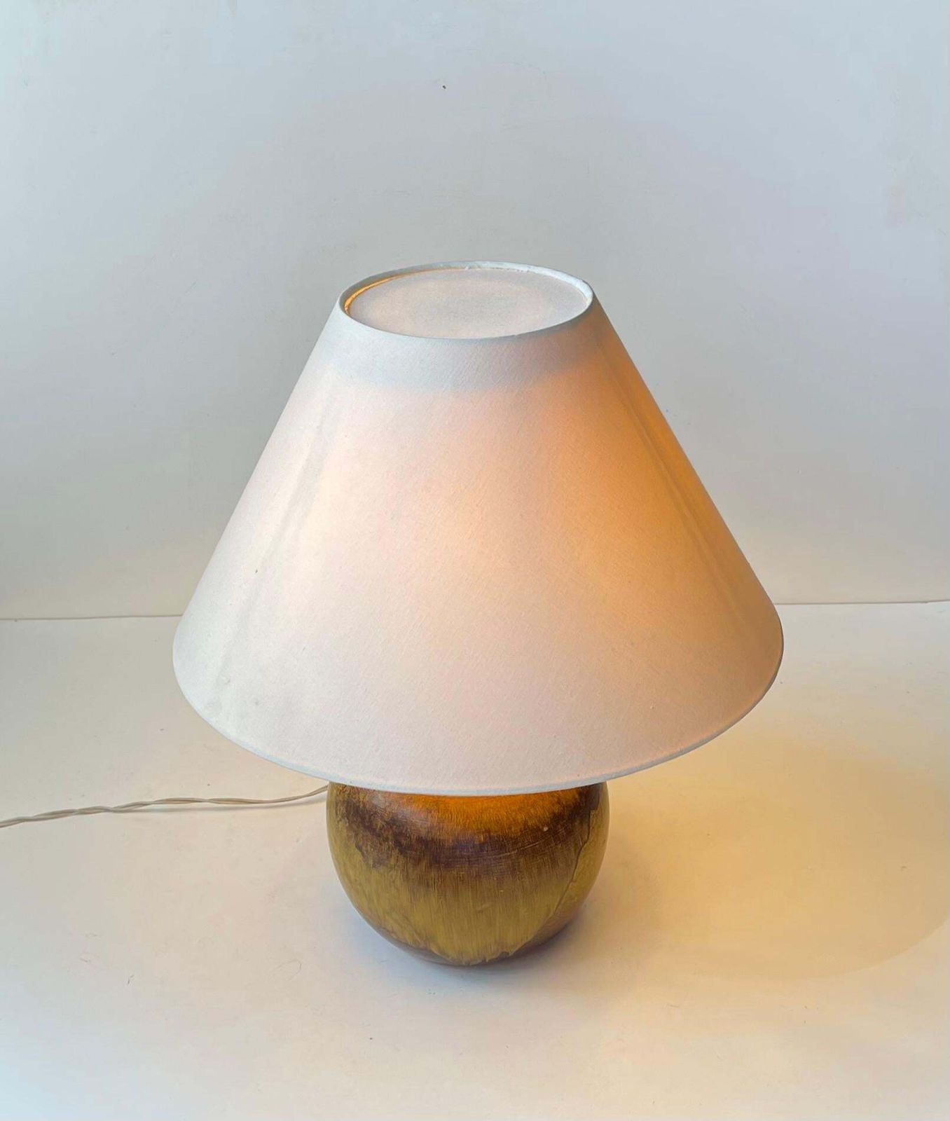 Art Deco oranje-gele keramische bolvormige tafellamp in de stijl van Jean Besnard, jaren 1930 photo buy