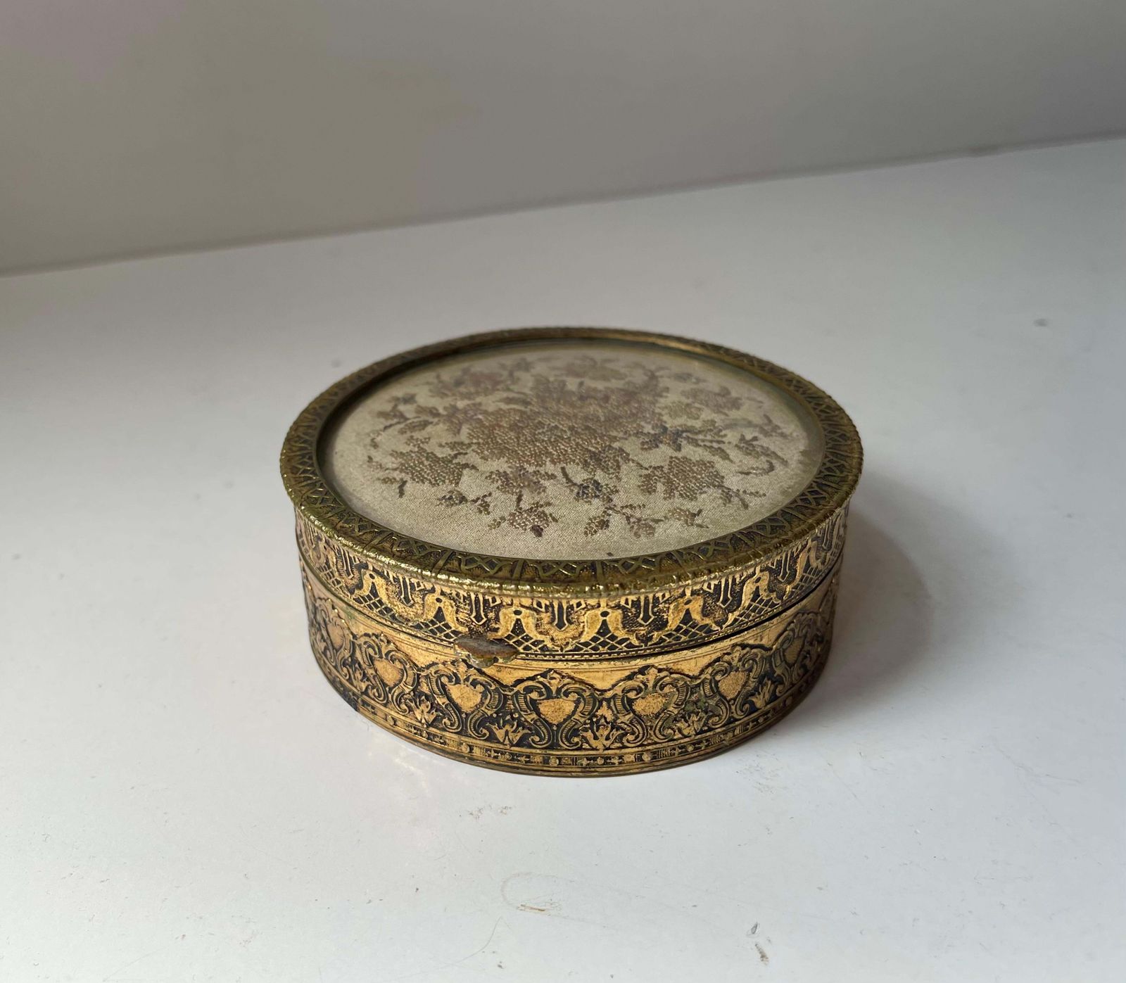 Boîte à bijoux ou bonbonnière ronde d'époque victorienne en bronze doré et broderie photo vinterior