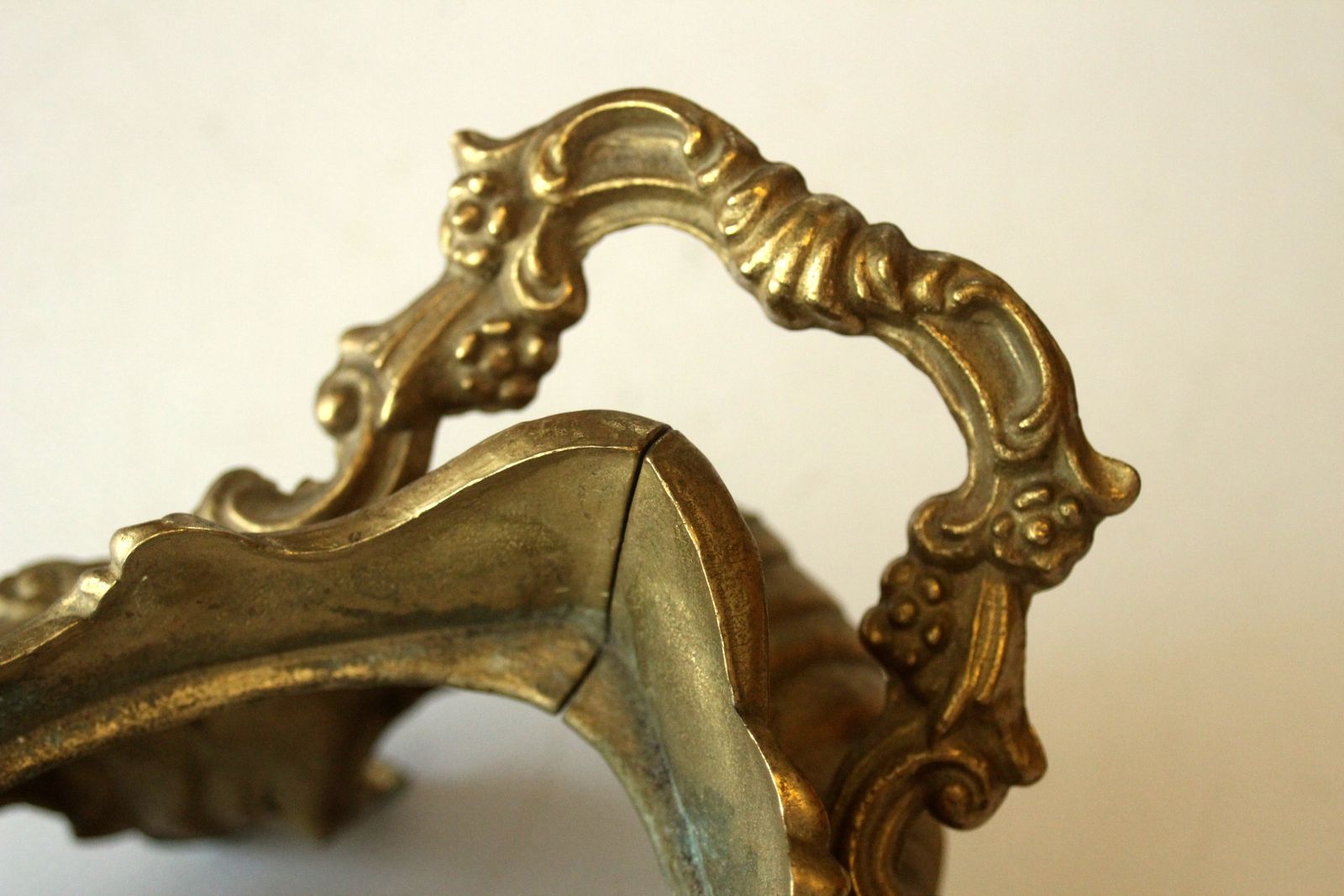 photo furniture Bloempot | Art Nouveau jardinière van massief messing met metalen binnenbak, ca. 1900