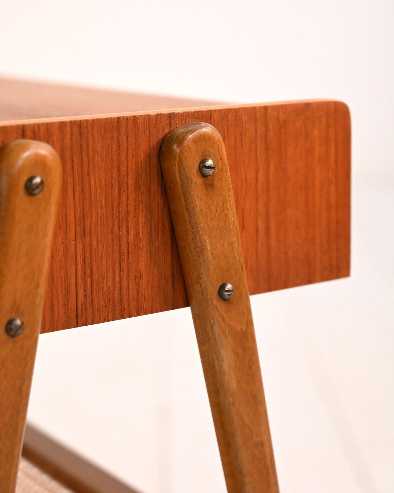 photo furniture Scandinavisch teakhouten nachtkastje, ca. jaren 1950