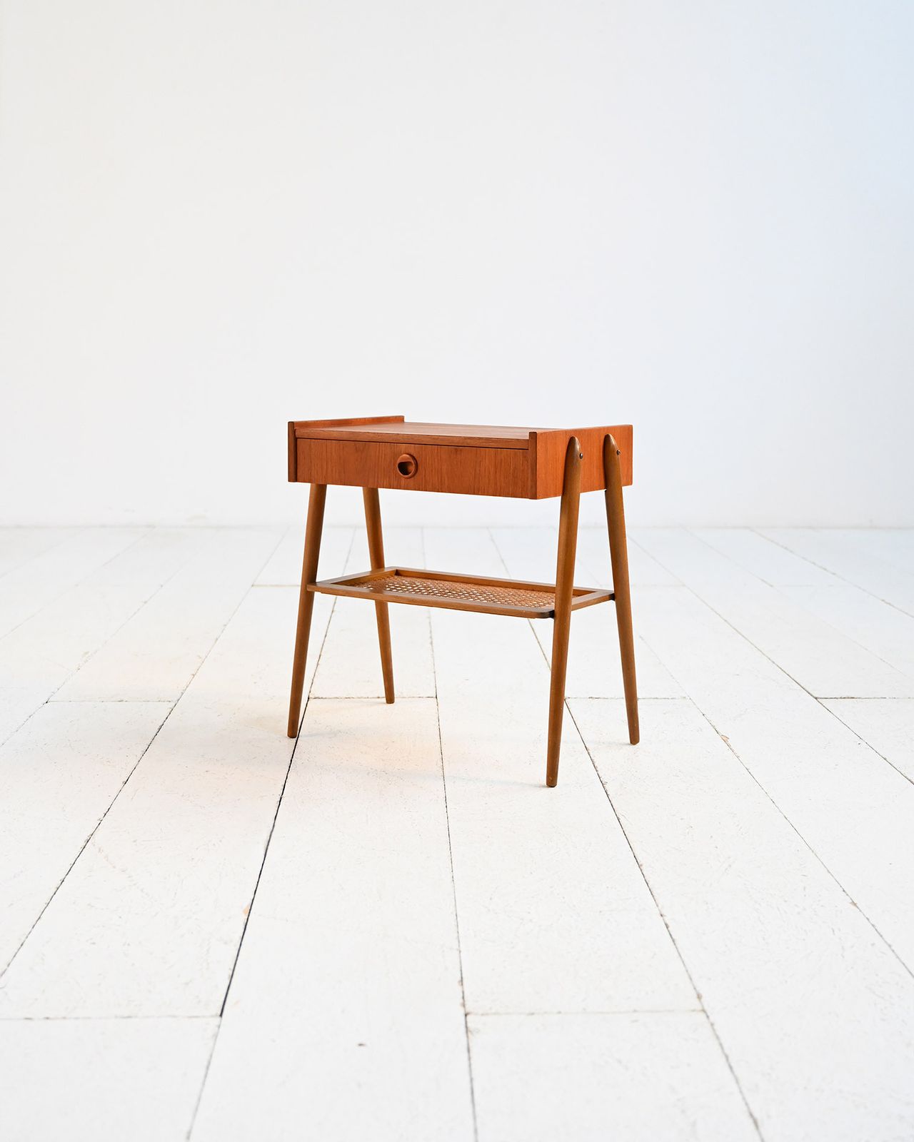 Scandinavisch teakhouten nachtkastje, ca. jaren 1950 photo furniture