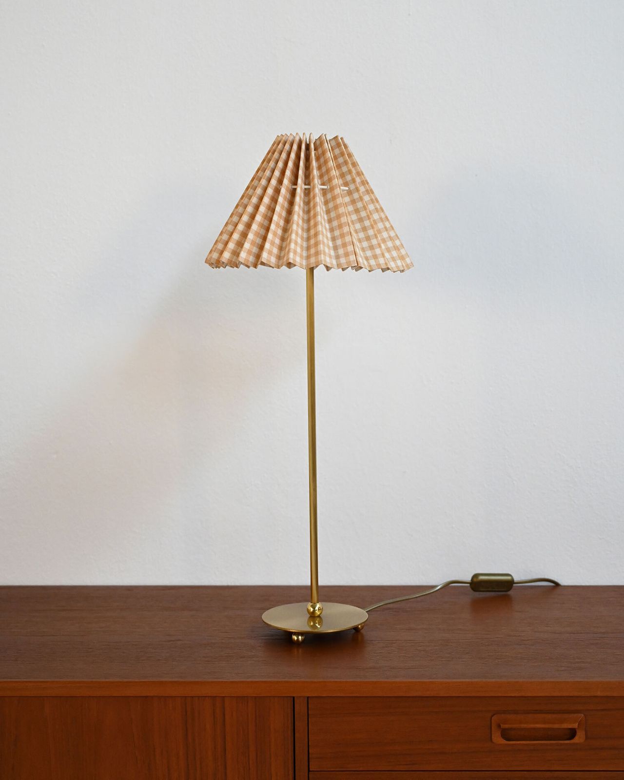 Messing Tafellamp met Geplooide Kap, jaren 1950 photo furniture