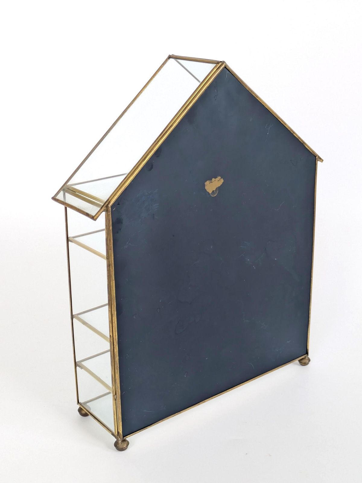 Vintage vitrineplank van messing en glas in huisvorm – 10 vakken, gespiegelde achterwand – accessoires, schelpen, verzamelingen photo vintage