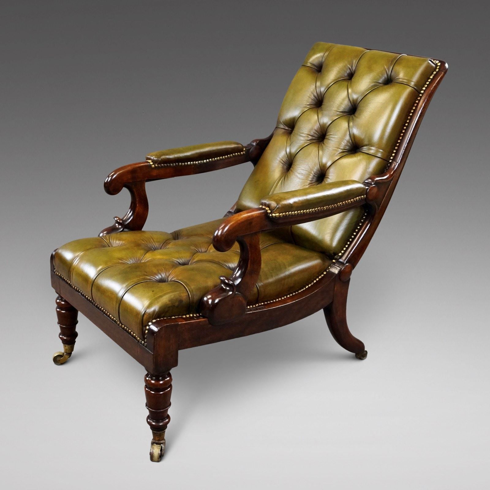Een William IV fauteuil met geknoopte leren bekleding en verstelbare rugleuning