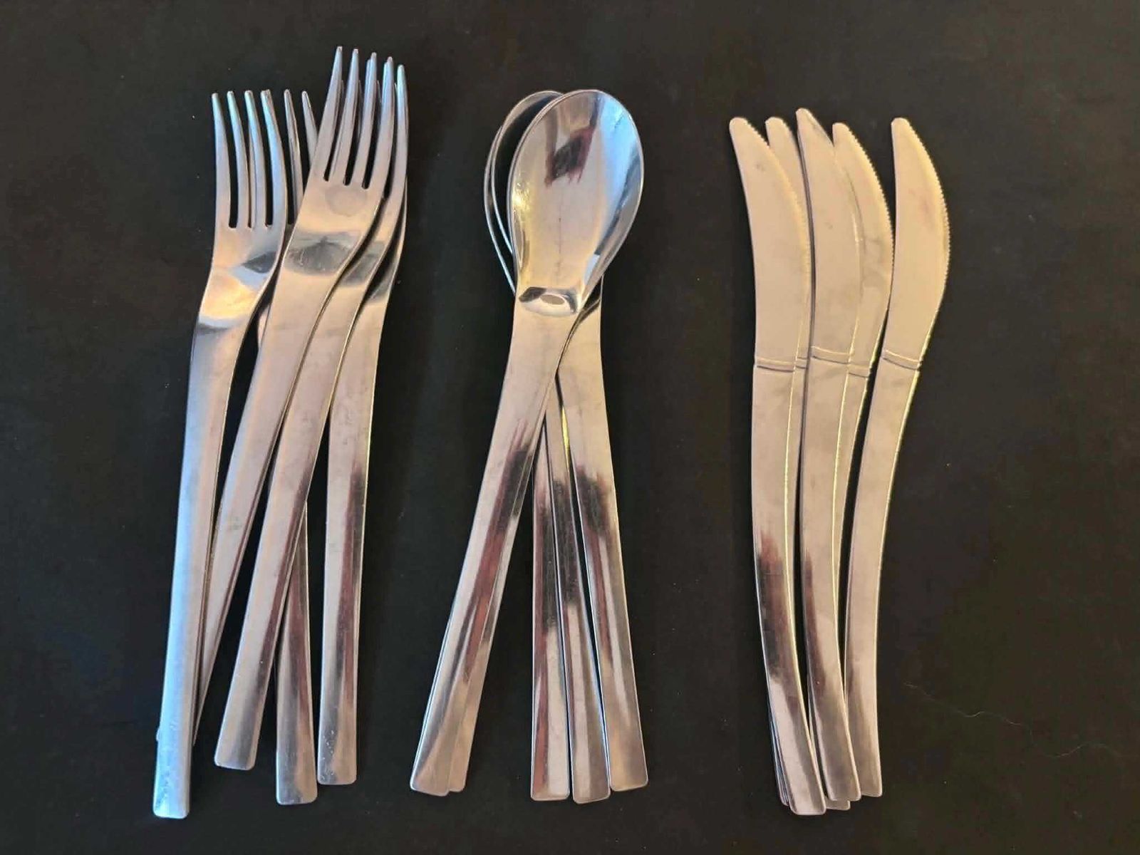 Vintage Italiaans INOXMV Bestekset voor 5 Personen – 15-delig Roestvrijstalen Bestek – Modernistisch Space Age Design, jaren 1980 photo vinterior