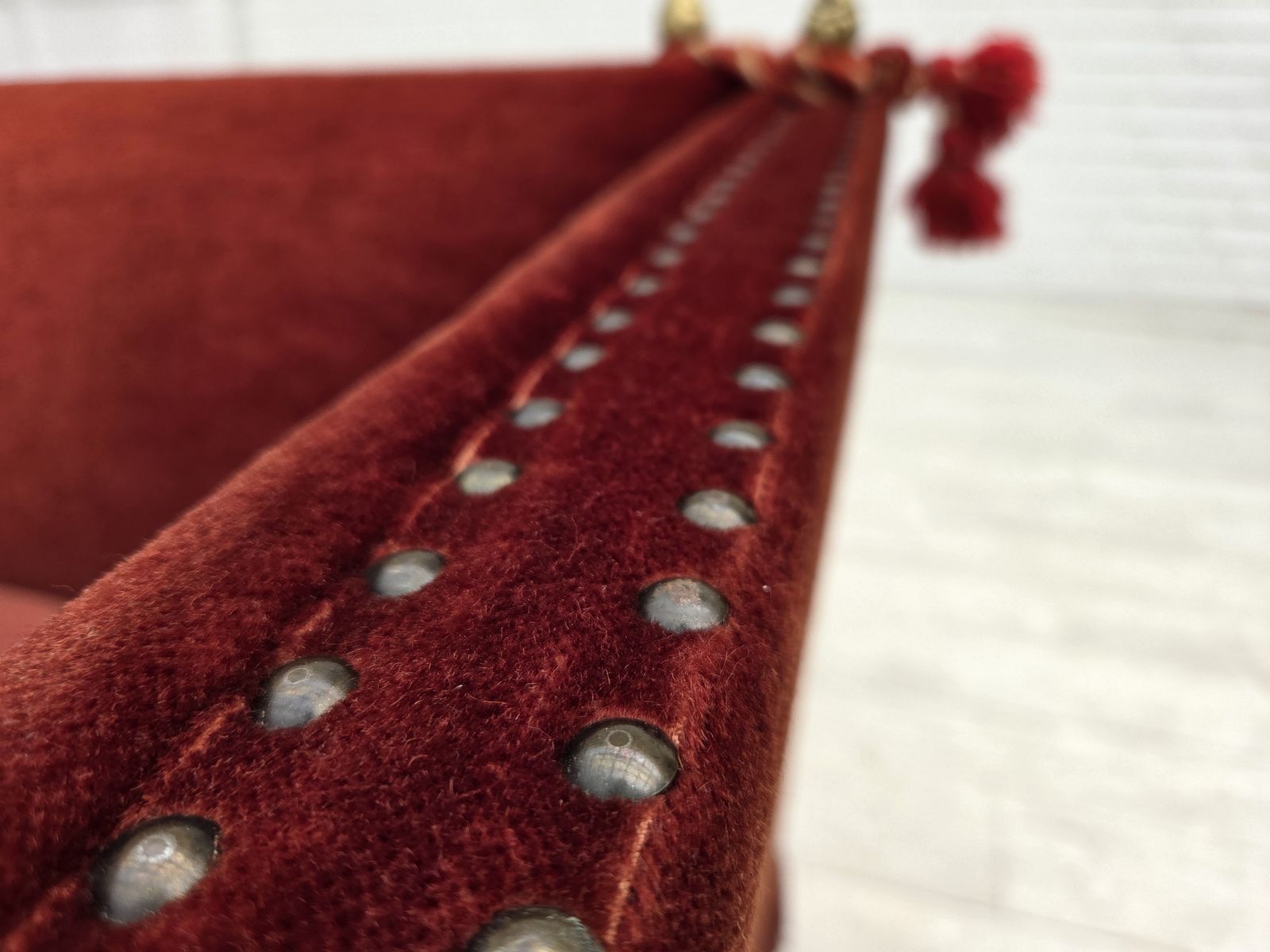 Deens 2-zits "Spanish" sofa met neerklapbare armleuningen, jaren 1970, bekleed met meubelvelours. photo Meubels