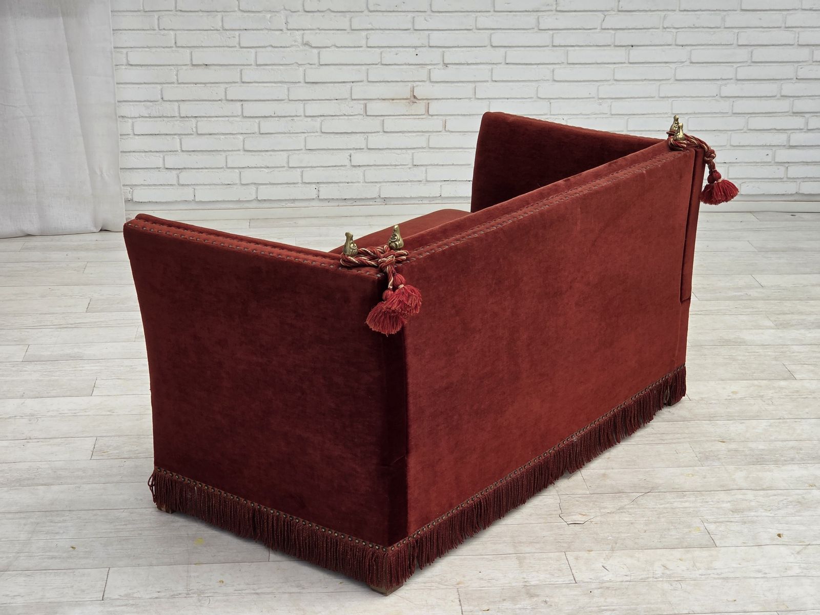 photo buy Deens 2-zits "Spanish" sofa met neerklapbare armleuningen, jaren 1970, bekleed met meubelvelours.