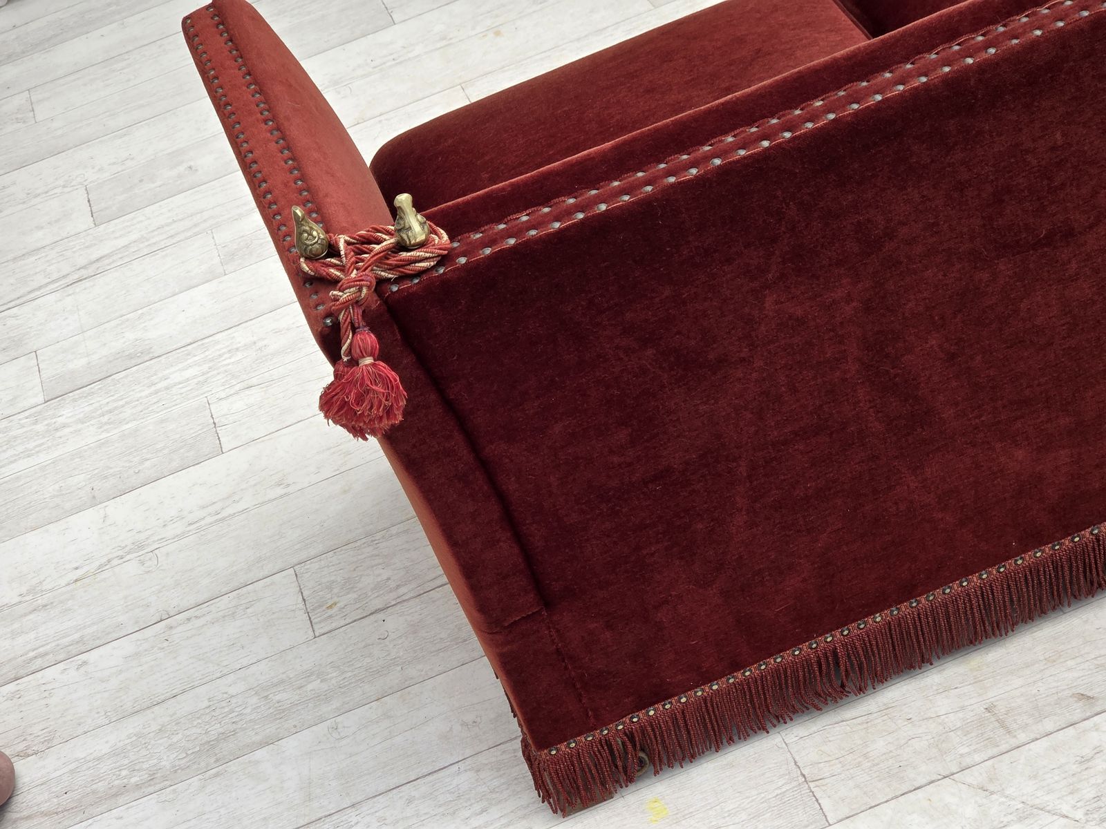 photo vintage Deens 2-zits "Spanish" sofa met neerklapbare armleuningen, jaren 1970, bekleed met meubelvelours.
