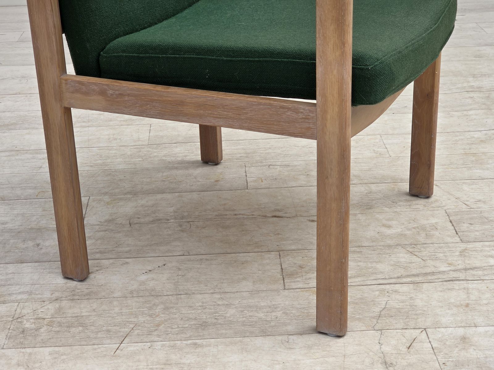 Ca. jaren 1980, Deense fauteuil van Høng Stole, groen meubelwol, eikenhout. photo Meubels