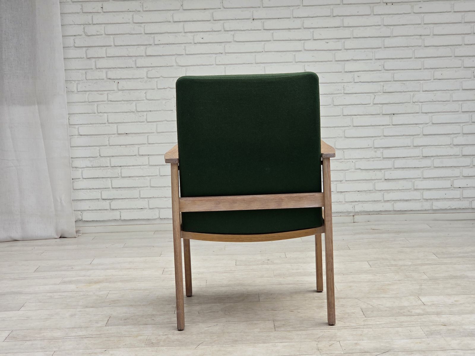 Meubels Ca. jaren 1980, Deense fauteuil van Høng Stole, groen meubelwol, eikenhout. photo