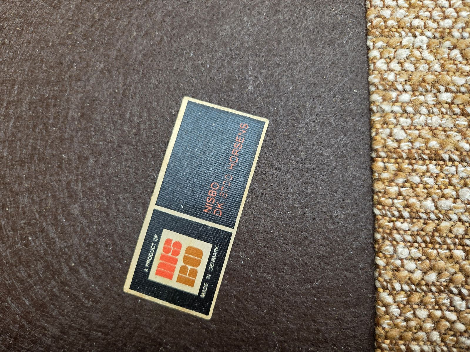 photo furniture Jaren 1980, Deense 2-zitsbank van Nisbo Horsens, meubelwol.