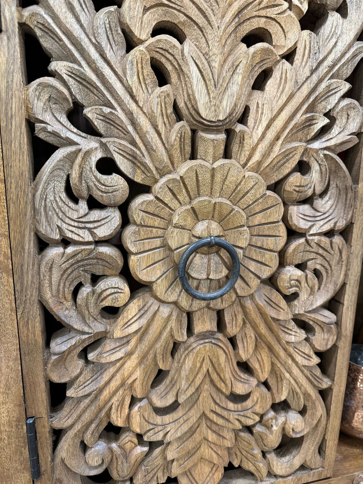 Handgesneden dressoir van mangohout photo for sale