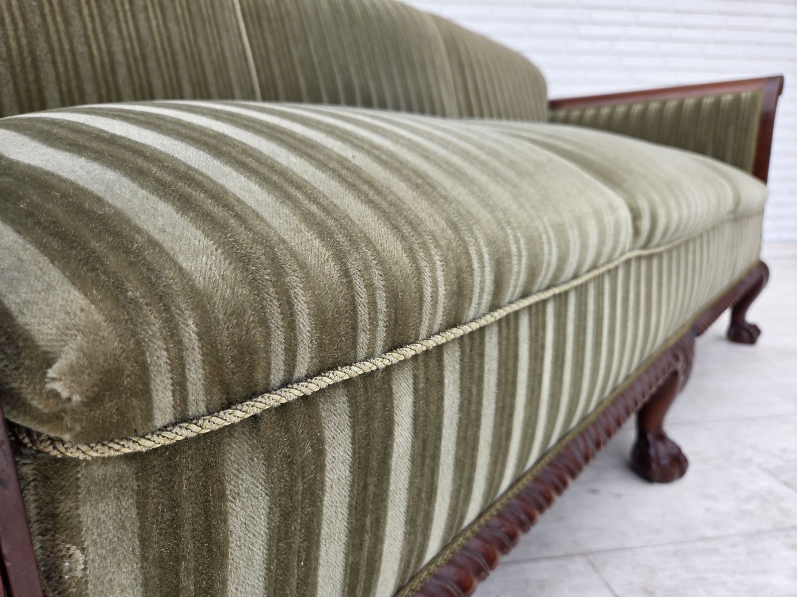 photo furniture Ca. jaren 1950, 3-zitsbank Deens design, groen meubelvelours, teakhout.