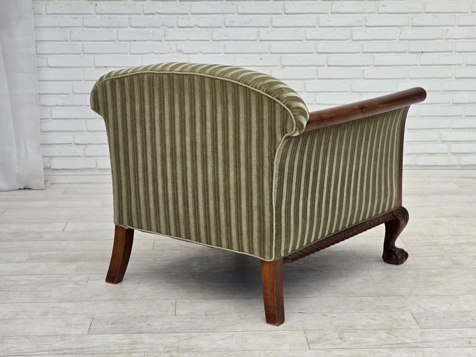 Meubels Ca. jaren 1950, Deense fauteuil, meubelvelours, teakhout. photo