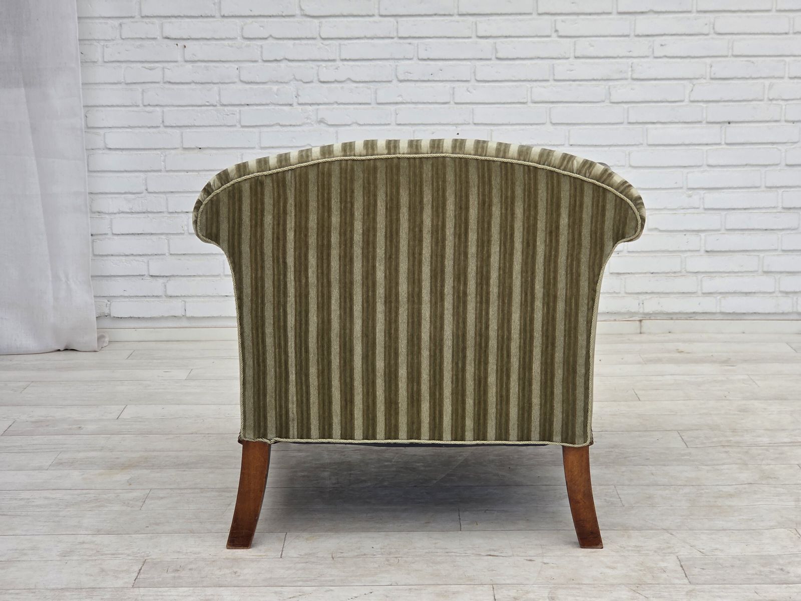 photo vinterior Ca. jaren 1950, Deense fauteuil, meubelvelours, teakhout.