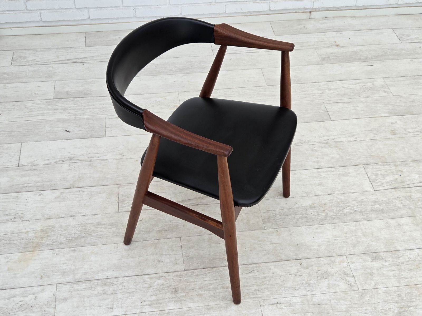 Ca. jaren 1960, Deense fauteuil. Teakhout, zwart kunstleer. photo 550.0