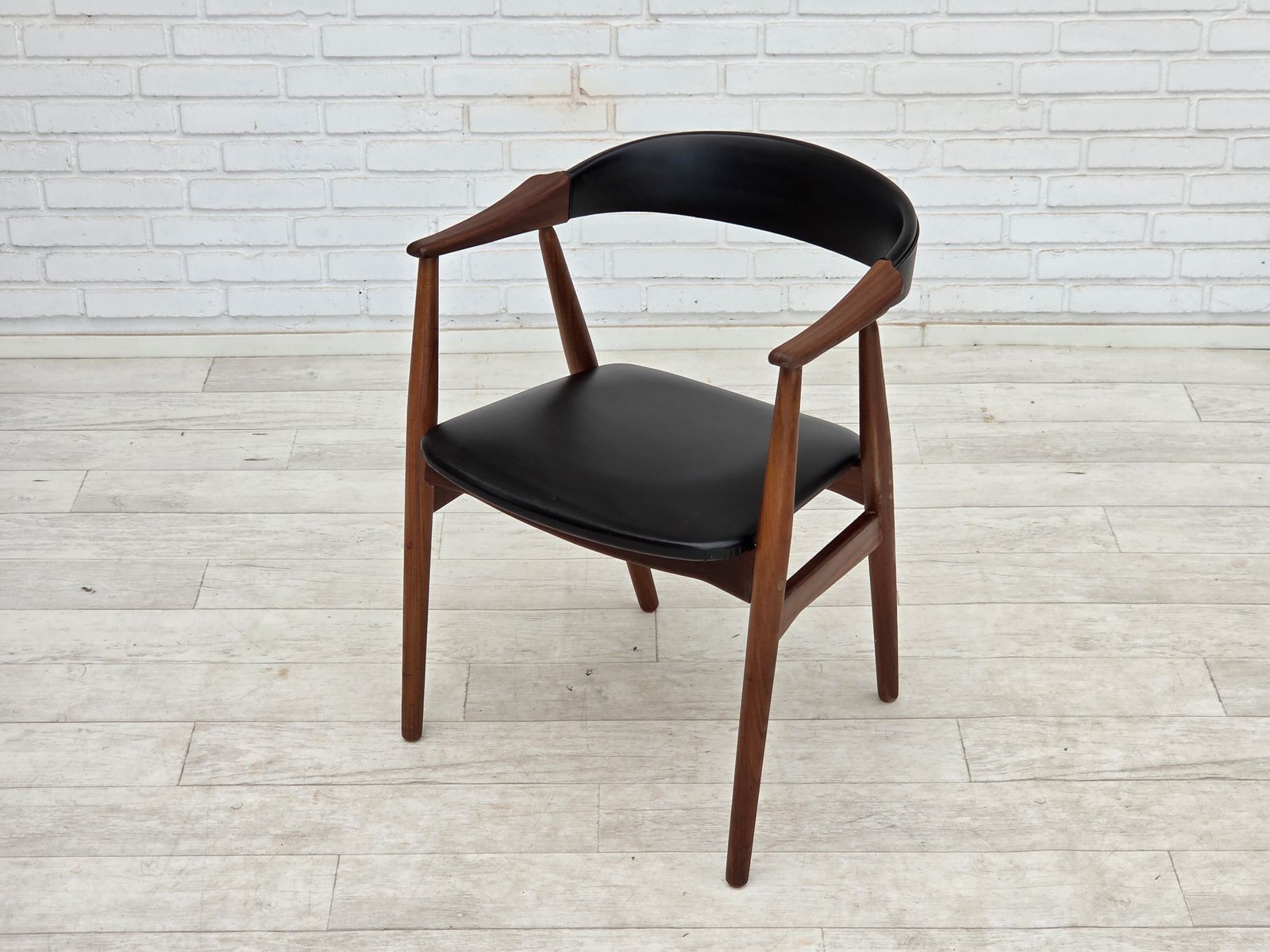 photo vintage Ca. jaren 1960, Deense fauteuil. Teakhout, zwart kunstleer.