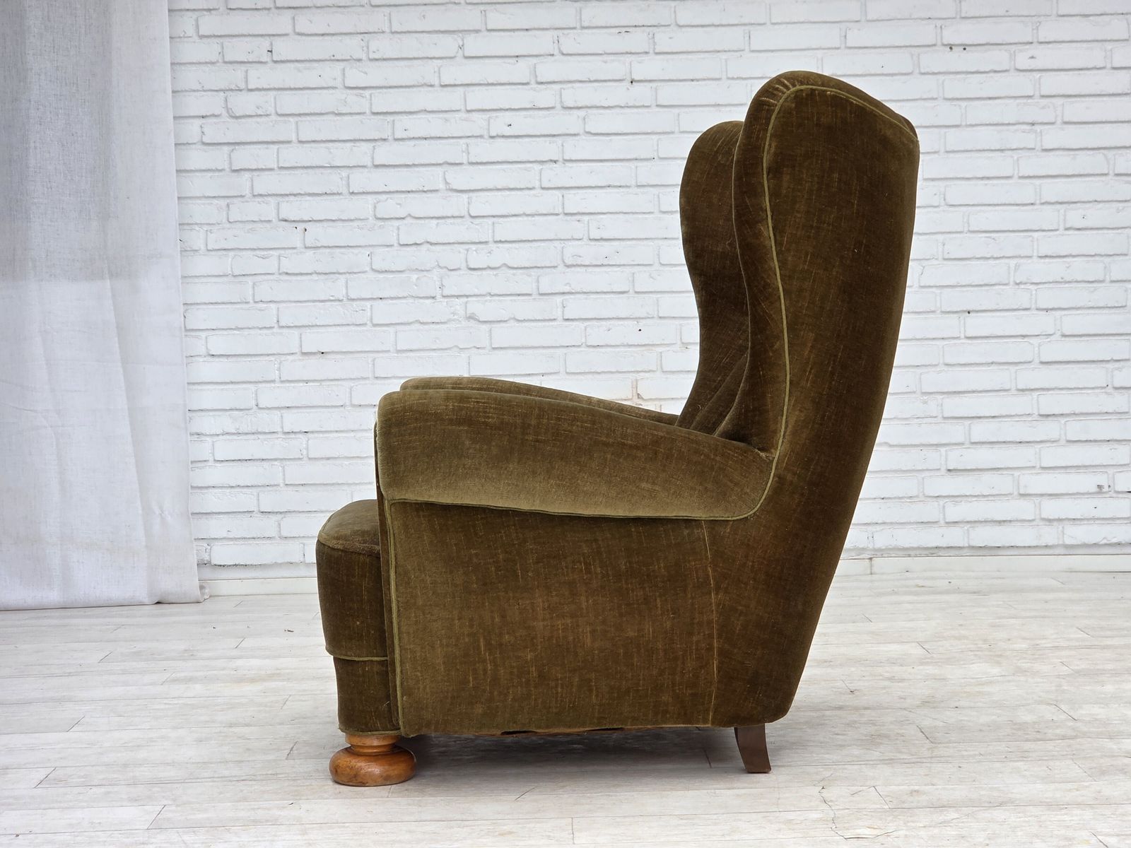 photo furniture Ca. jaren 1960, Deense fauteuil met hoge rug, groen meubelvelours.