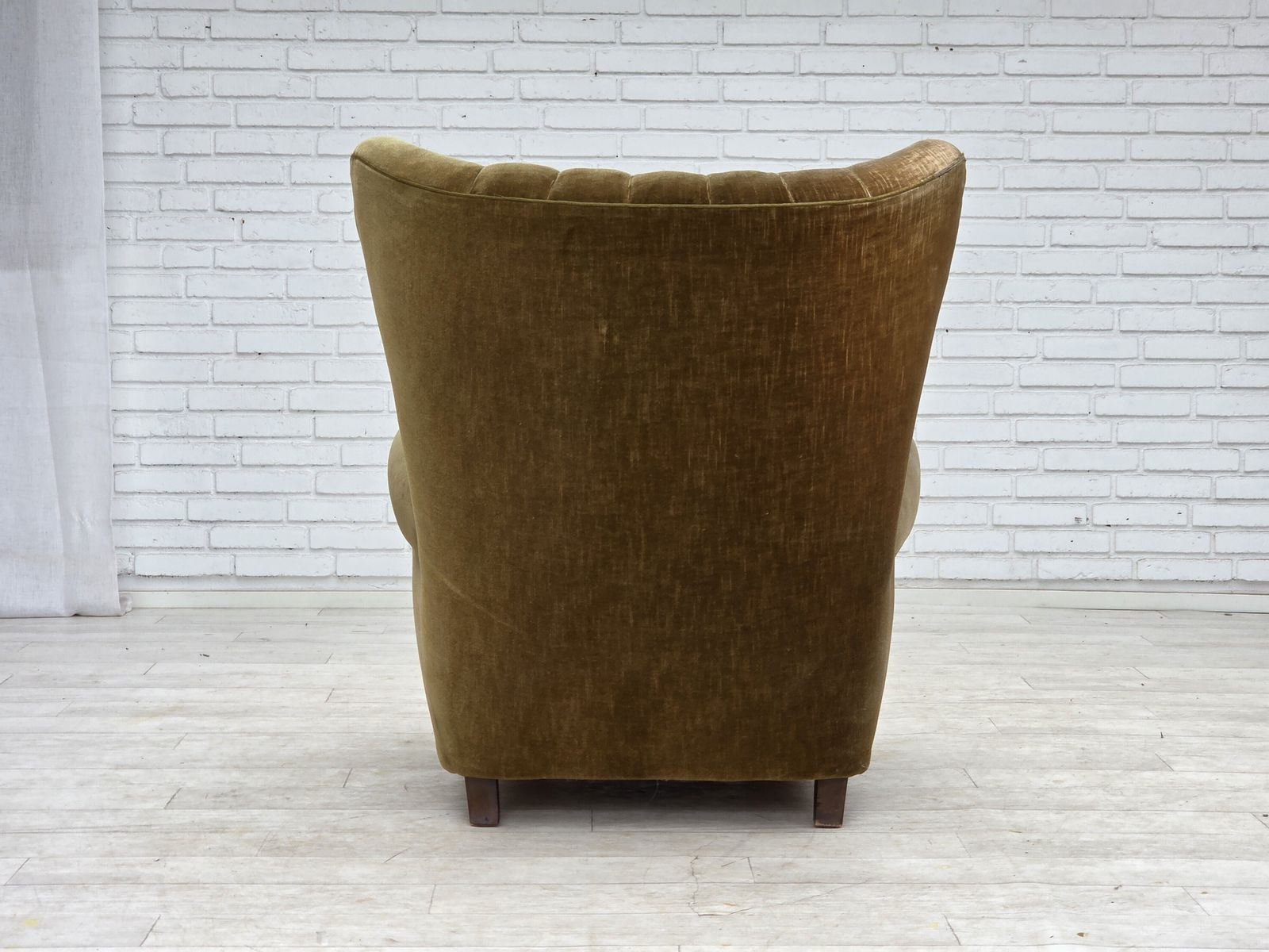 photo vinterior 1960s, Danish Highback Relax Armchair, Green Furniture Velour.